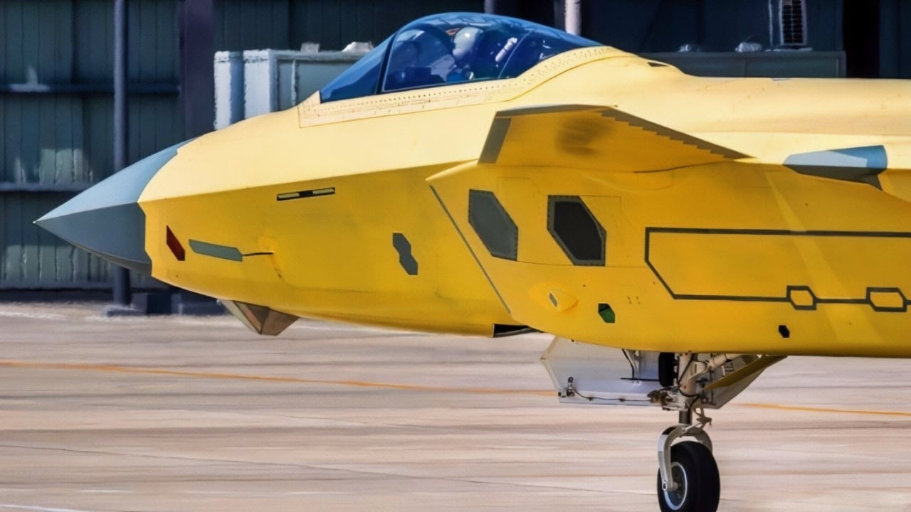 J-20战斗机涂成黄色