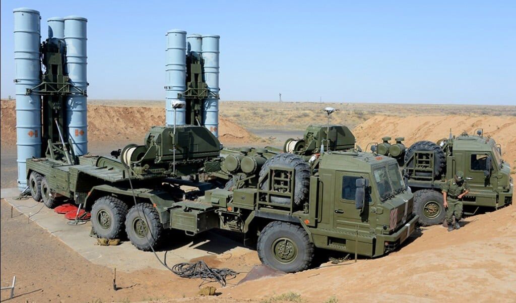 俄罗斯S-400防空系统在赫梅米姆基地附近的叙利亚沙漠部署