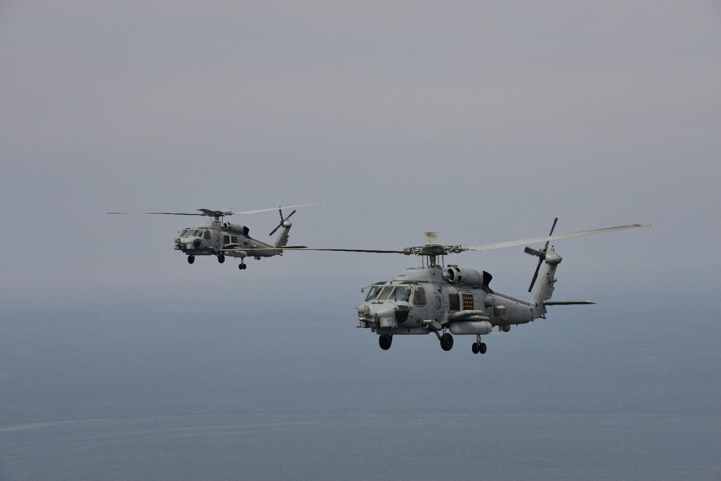 JMSDF和美国海军SH-60直升机在相模湾上空 2026