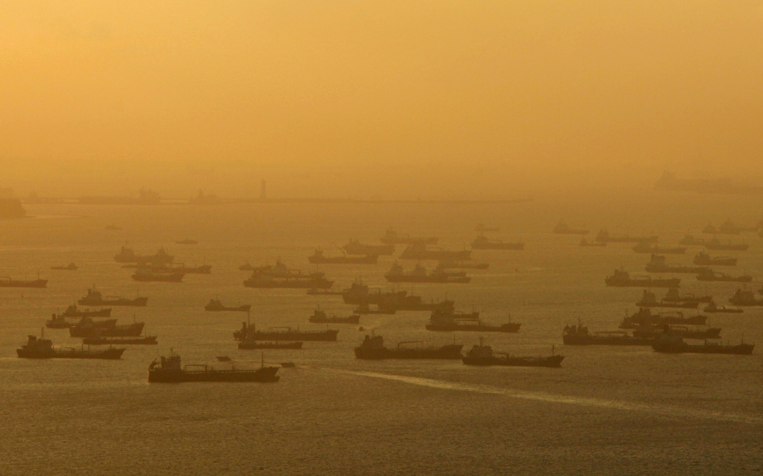 Shipping vessels and oil tankers line up on the eastern coast of Singapore, July 22, 2015. (Reuters)