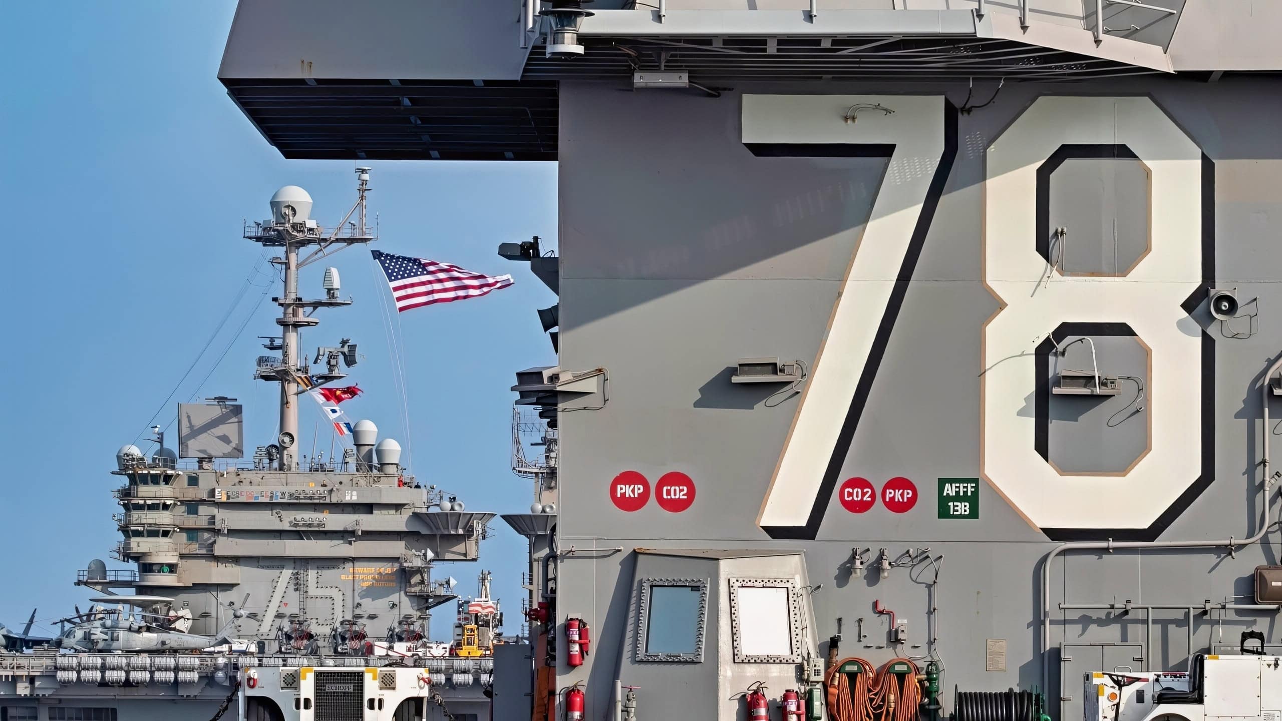 福特级航母USS Gerald R. Ford (CVN 78)与尼米兹级航母USS Harry S. Truman (CVN 75)于2020年6月4日穿越大西洋，标志着福特级和尼米兹级航母首次在海上共同作战。福特号正在进行综合空中作战，而哈里·S·杜鲁门航母打击群则在大西洋海域待命，作为一支经过认证的航母打击群，准备执行任务，以保护船员免受COVID-19带来的风险，此前他们成功部署到美国第五和第六舰队的作战区域。(美国海军照片，由二级通讯专家Ryan Seelbach拍摄)