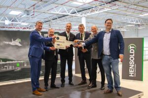 (f.l.t.r.:) Kai-Oliver Becker, Branch Manager at GOLDBECK Kassel; Rainer Velmeden, Managing Director of bauWerk GmbH; Steffen zur Linde, Authorised Signatory at bauWerk GmbH; Brigadier General Bernhard Scheider, Managing Director of HIL GmbH; Major General Jochen Deuer, Commander of the Bundeswehr Logistics Command; and Stephan Heitz, Head of Logistics Management HENSOLDT. [Photo: HENSOLDT AG]