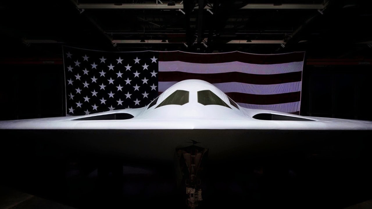 B-21突袭者轰炸机。