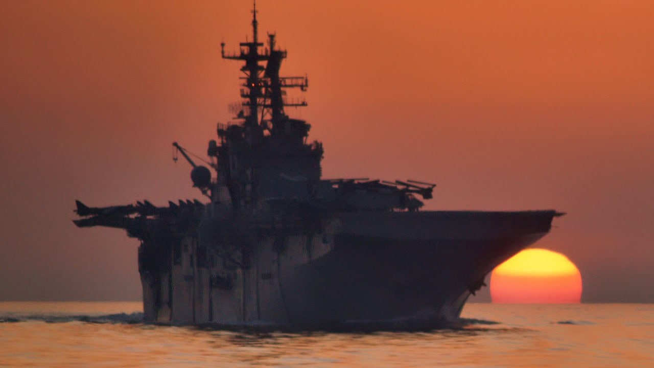 两栖攻击舰USS Bataan (LHD 5)通过霍尔木兹海峡。