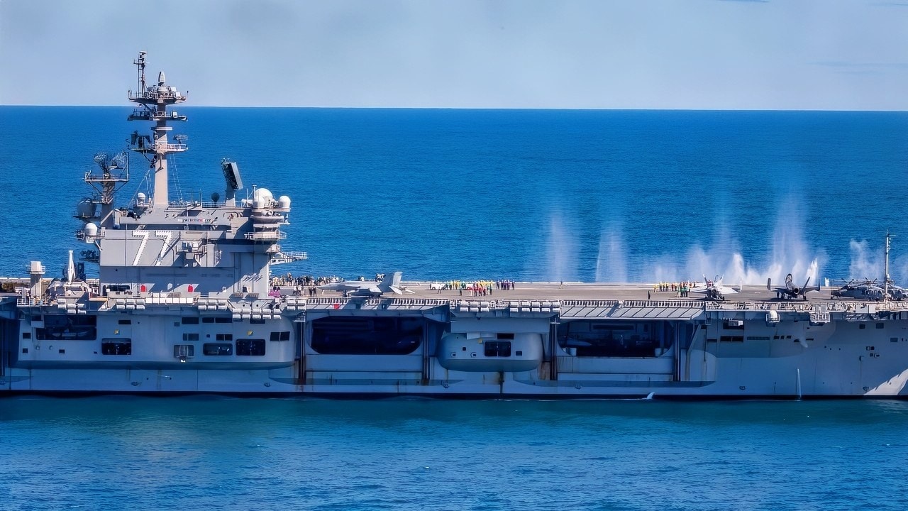 大西洋（2025年10月5日）尼米兹级航空母舰乔治·H·W·布什号（CVN 77）在大西洋航行，同时隶属于“呕吐犬”攻击战斗机中队（VFA）143的F/A-18E超级大黄蜂向海洋发射炮弹，以支持海洋巨人总统检阅。海洋巨人总统检阅是全国范围内展示海洋能力的众多活动之一，作为美国海军250周年庆祝的一部分。美国是一个海洋国家。250年来，美国的作战海军在全球航行，以捍卫自由。（美国海军照片，由二级大众传播专家米切尔·梅森提供）