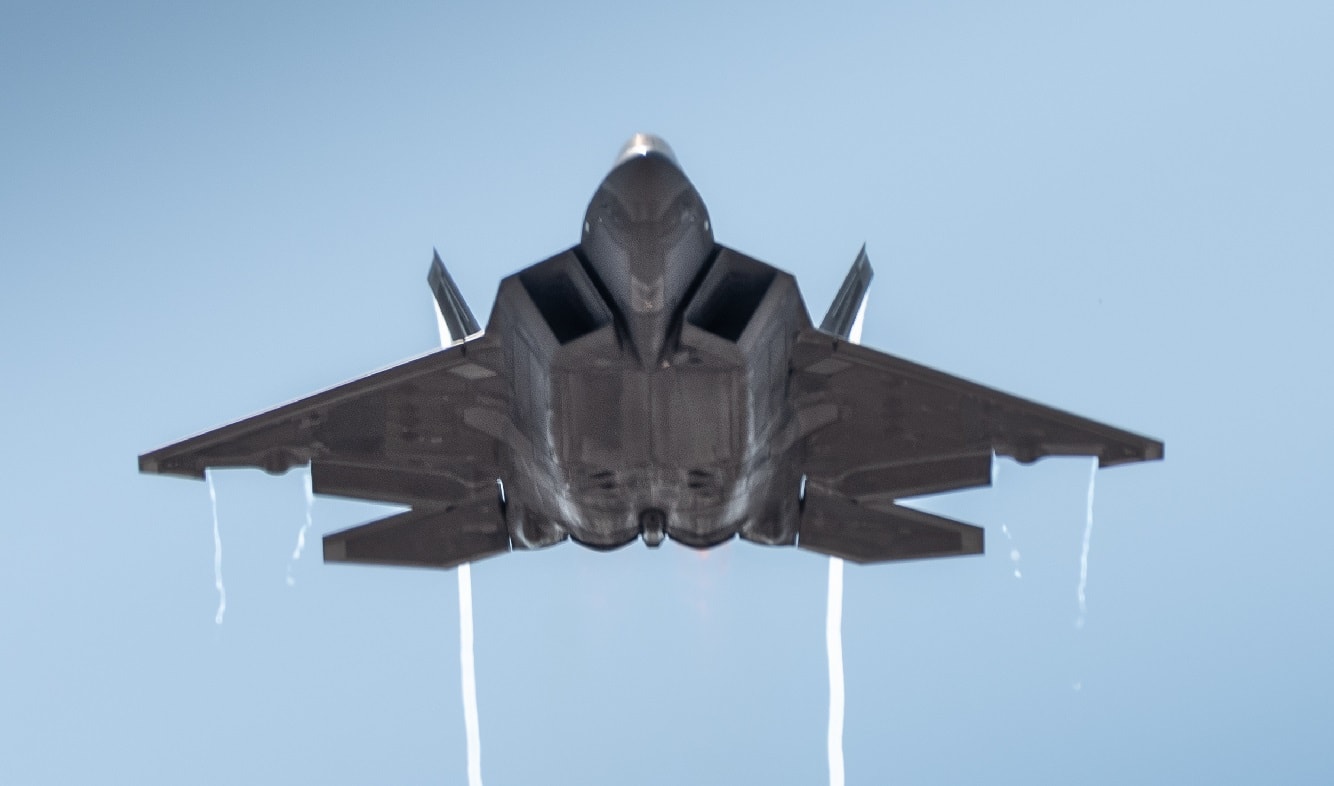 美国空军保罗·洛佩斯少校,F-22表演队指挥,在2019年10月19日德克萨斯州沃斯堡联盟航空展上执行高速通过机动。代表美国空军和空战司令部,F-22表演队每季参加25场航空展,展示世界顶级第五代战斗机的性能和能力。(美国空军照片,由二等军官萨姆·埃克霍姆拍摄)