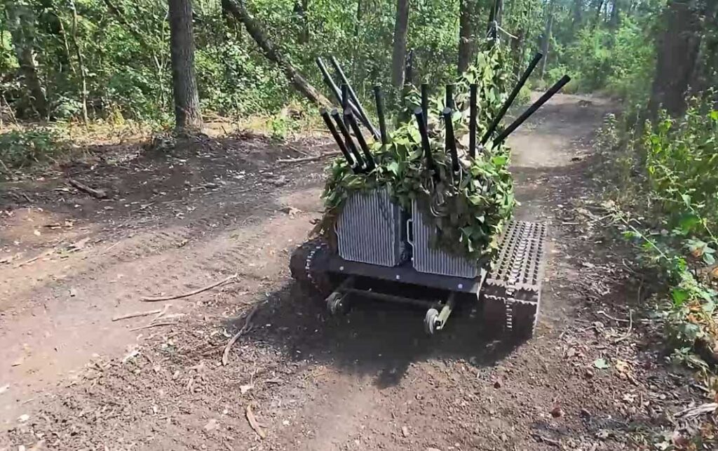 Light UGV equipped with electronic warfare systems providing protection for a self-propelled howitzer in August 2025. [Source: Ministry of Defence of the Russian Federation]