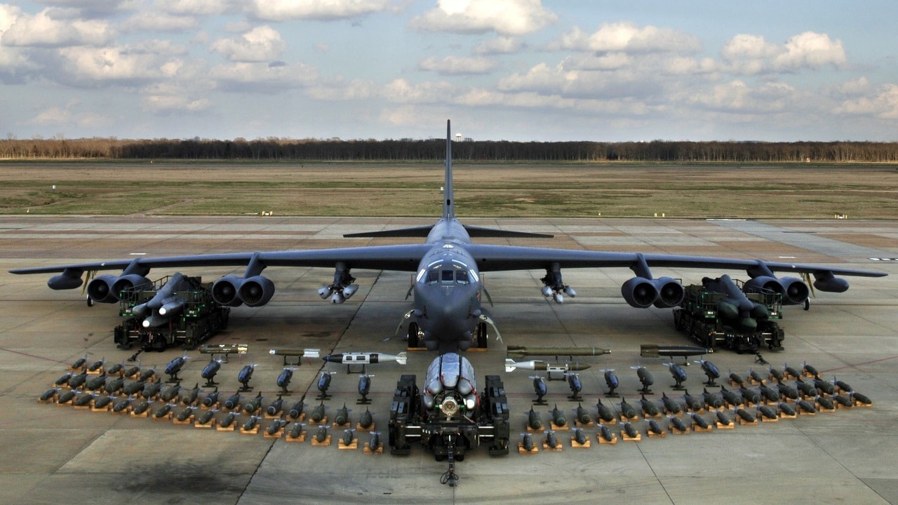 波音B-52静态展示与武器，巴克斯代尔空军基地2006年。图片来源：创意共享。