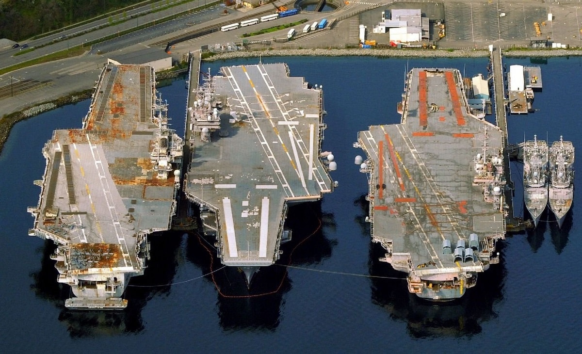 USS 基蒂霍克号 和 USS 约翰·F·肯尼迪号废料