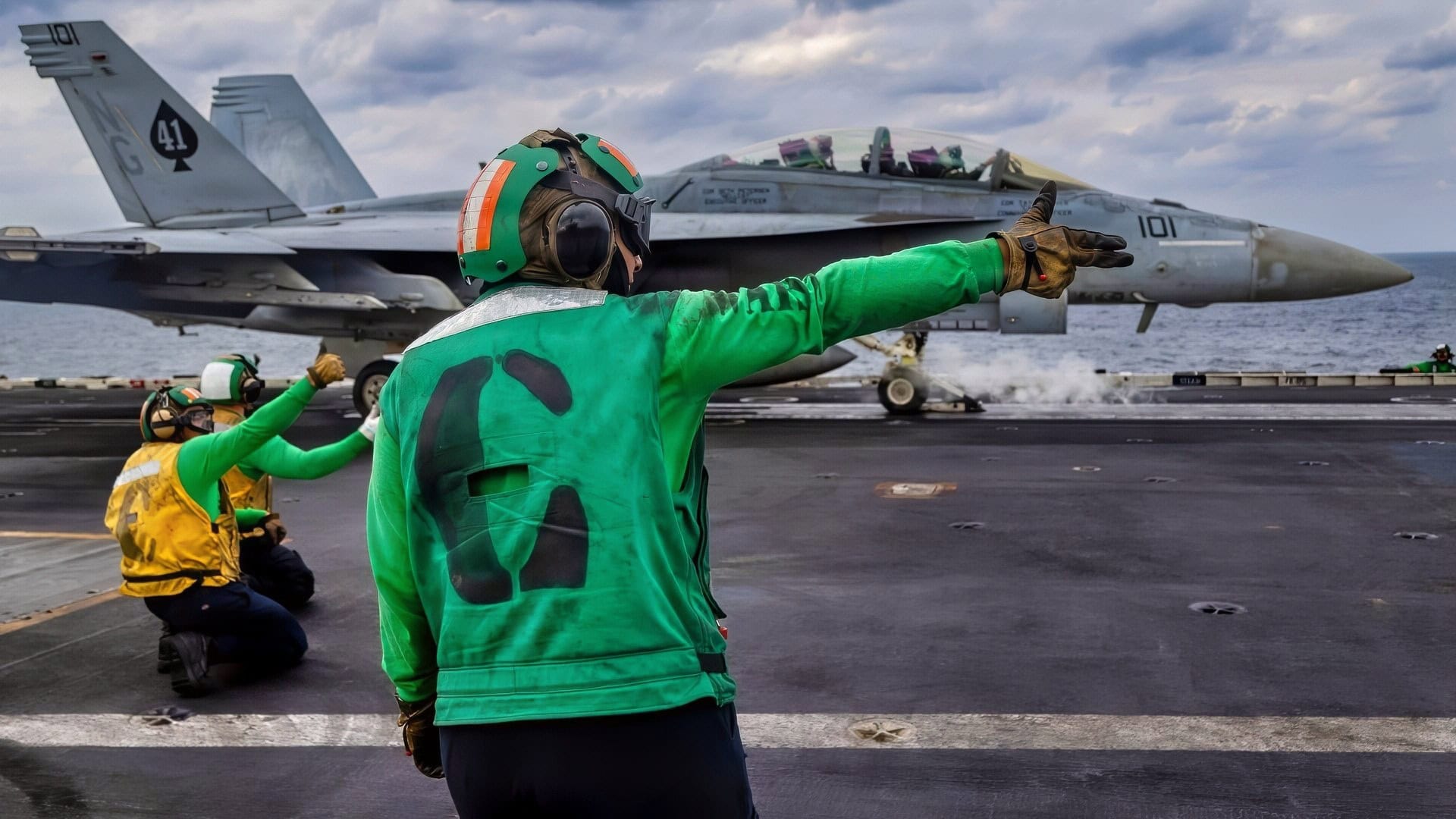阿拉伯海（2026年1月28日）一架隶属于打击战斗机中队（VFA）41的F/A-18F超级大黄蜂，准备从尼米兹级航空母舰亚伯拉罕·林肯号（CVN 72）的飞行甲板上起飞。亚伯拉罕·林肯号被部署到美国第五舰队的作战区域，以支持中央司令部责任区的海上安全与稳定。（美国海军照片，由大众传播专家海员佐伊·辛普森拍摄）