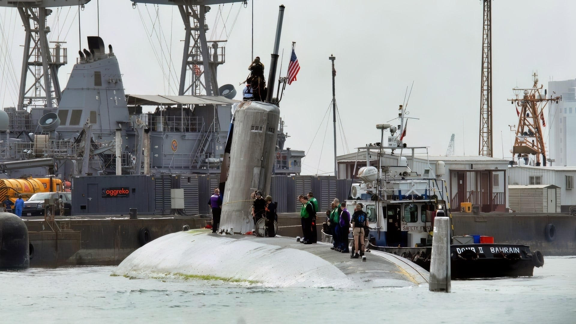 巴林（2009年3月21日）洛杉矶级攻击潜艇USS Hartford（SSN 768）抵达巴林的米纳·萨尔曼码头，届时美国海军工程师和检查小组将评估和评估与两栖运输船USS New Orleans（LPD 18）在霍尔木兹海峡碰撞造成的损坏。两艘船的整体损坏正在评估中。事件仍在调查中。Hartford被部署到美国第五舰队责任区，以支持海上安全行动。（美国海军照片，指挥官简·坎贝尔/发布）（c）RoebuckPhoto