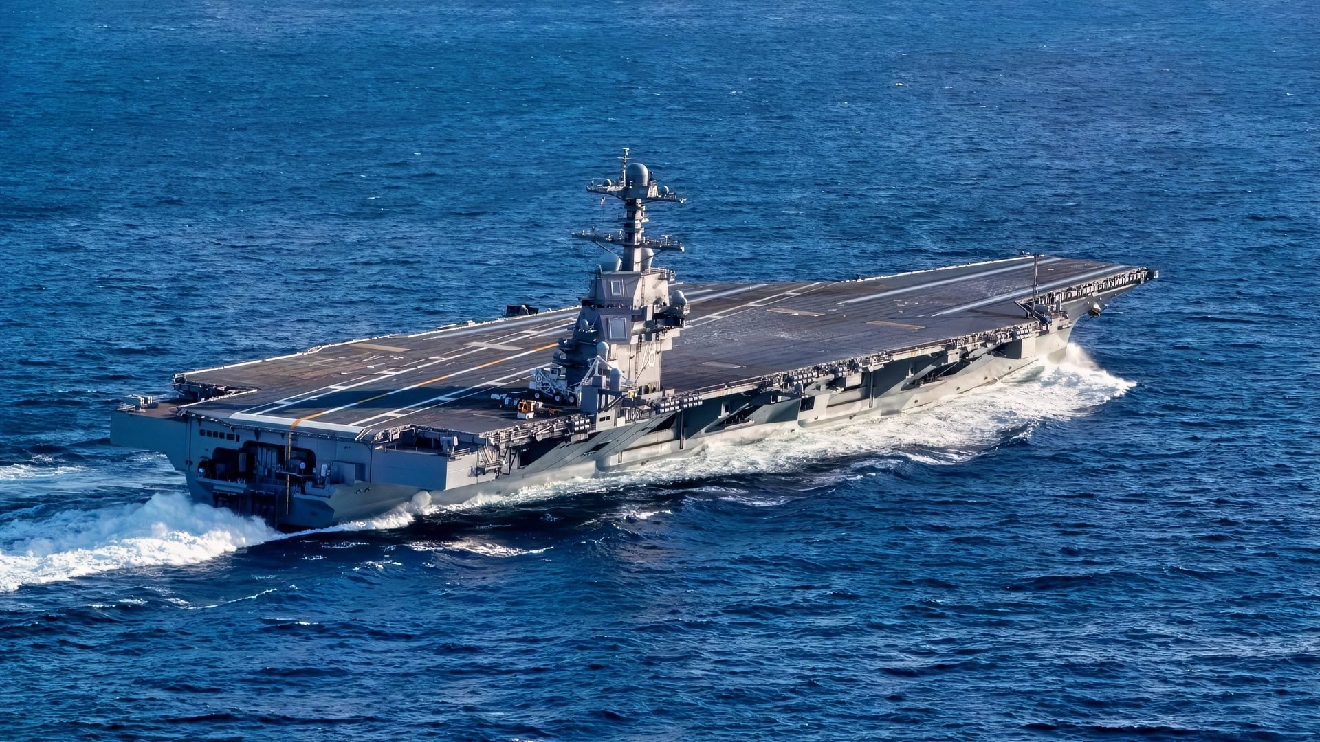 （2019年10月29日）美国海军福特号航母（CVN 78）在大西洋进行高速转弯。福特号正在海上进行海试，之前进行了为期15个月的港口后可用性测试。(美国海军照片，由海军通信专家3级康纳·洛辛拍摄)