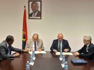 Signing: Alvaro Lobo (Navantia Commercial director for Africa) and General Luis Manuel da Fonseca Sotto Maior Pizarro (President of Simportex) (Photo © Navantia)