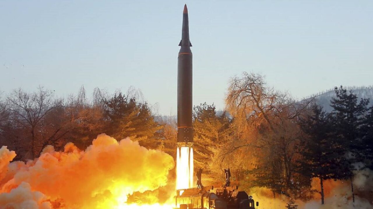 North Korean missile launch highlighting Pyongyang military support to Russia in 2026