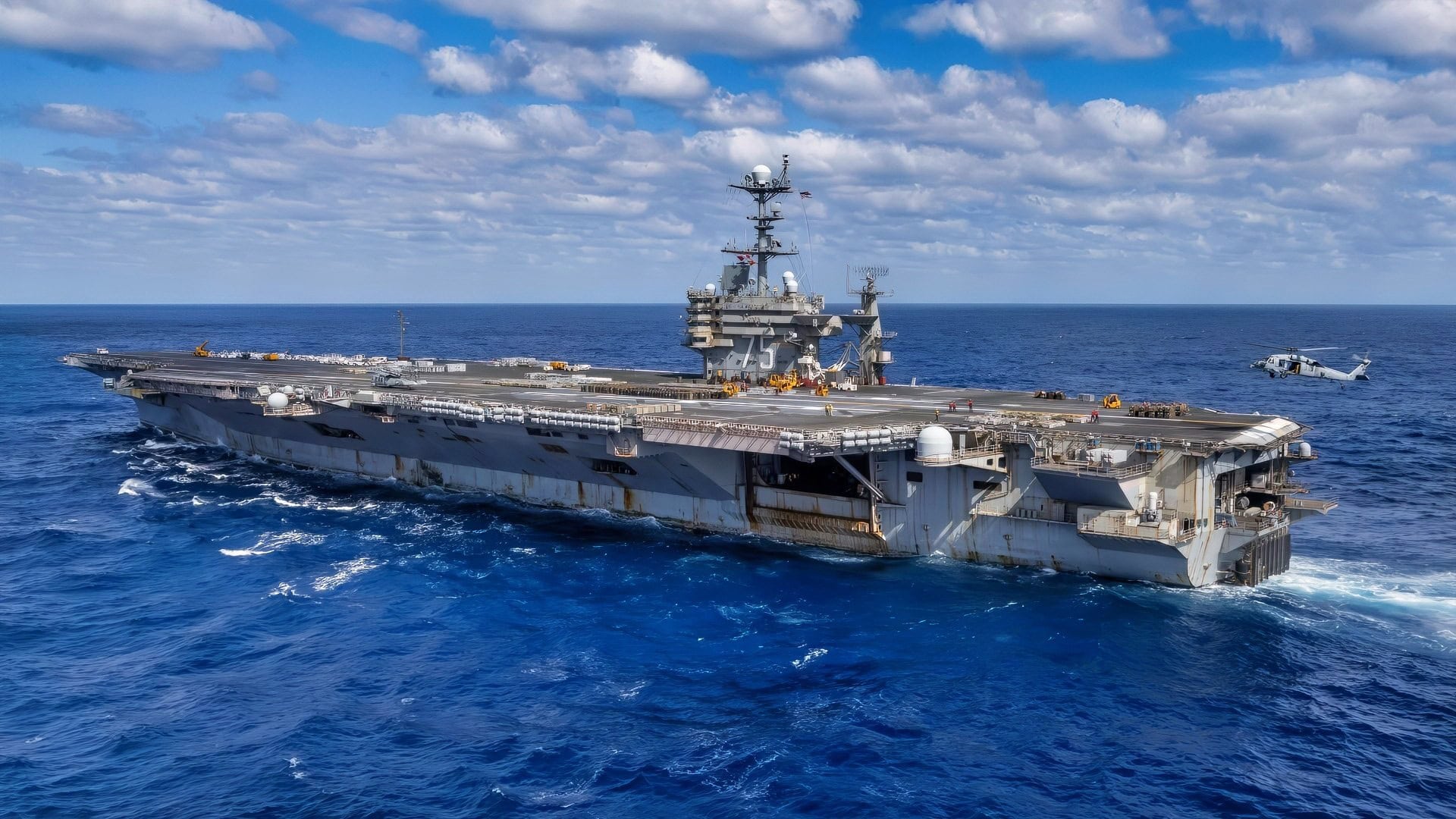 2025年8月4日）一架隶属于“龙杀手”直升机海战中队（HSC）11的MH-60S海鹰直升机，准备从尼米兹级航空母舰哈里·S·杜鲁门号（CVN 75）的飞行甲板上接收弹药，以转移到刘易斯和克拉克级补给舰USNS罗伯特·E·皮里（T-AKE 5）进行弹药卸载。杜鲁门号目前在大西洋航行。（照片由大众传播专家二级兵迈克·申拍摄）