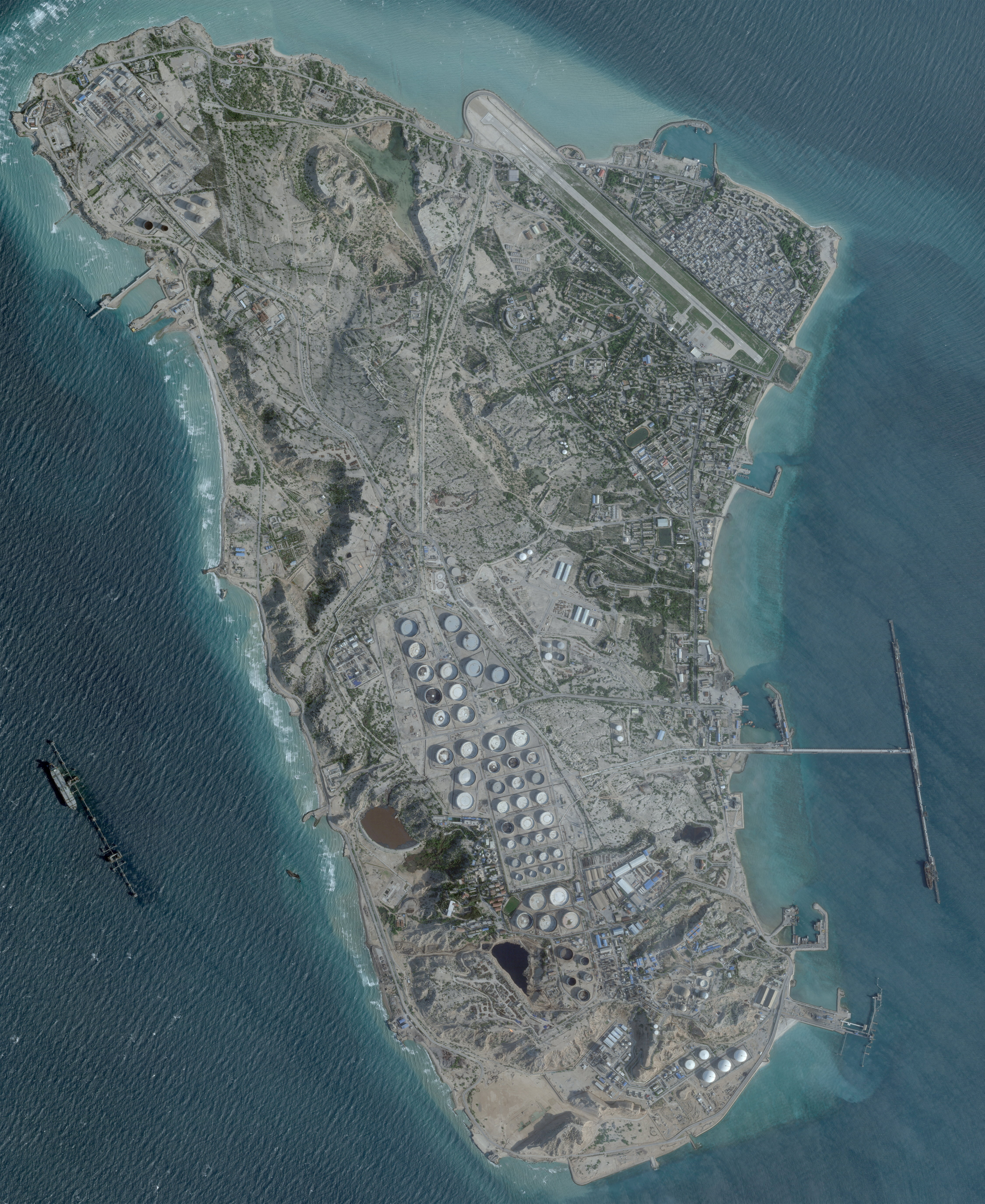 一张卫星图像显示了2023年2月25日伊朗哈赫岛的一个石油码头。(Planet Labs PBC via Reuters)