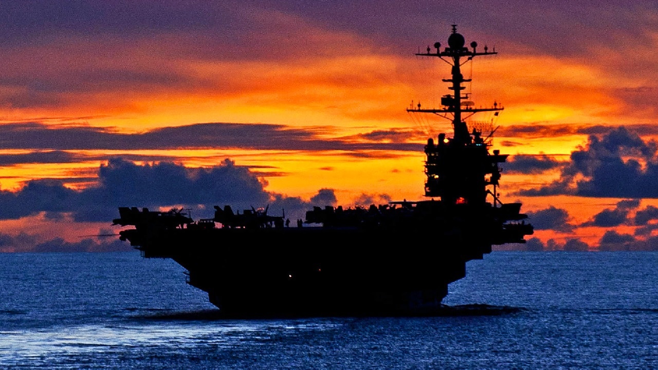 美国海军“乔治·华盛顿”号航母在太平洋航行时,日落时分经过关岛附近的平静海域,2012年9月8日。“乔治·华盛顿”号是航母打击群5的核心,航母打击群5是美国海军唯一持续前部署的航母打击群,驻扎在日本横须贺。“航母打击群5”目前正在进行例行的西太平洋巡逻。图像来源:创意共享。