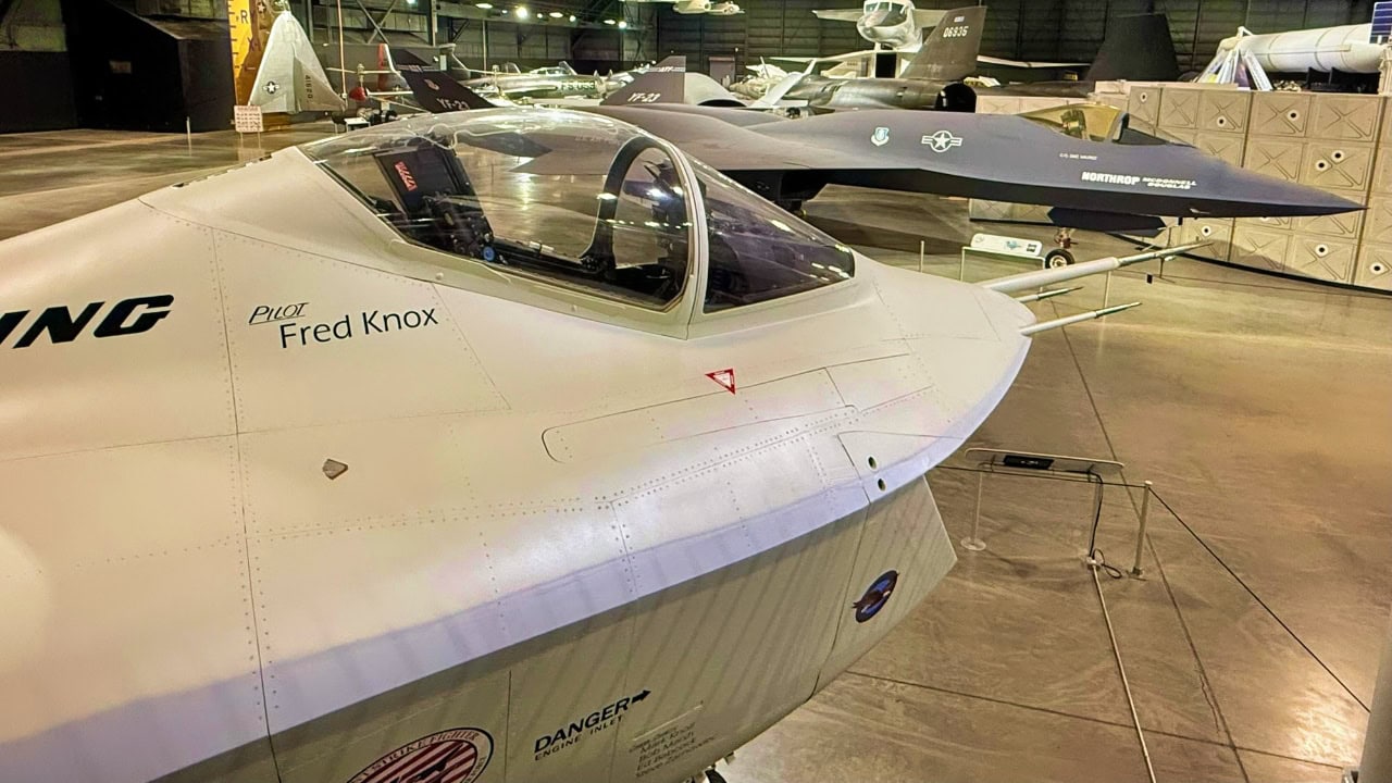 X-32和YF-23在美国空军博物馆一起