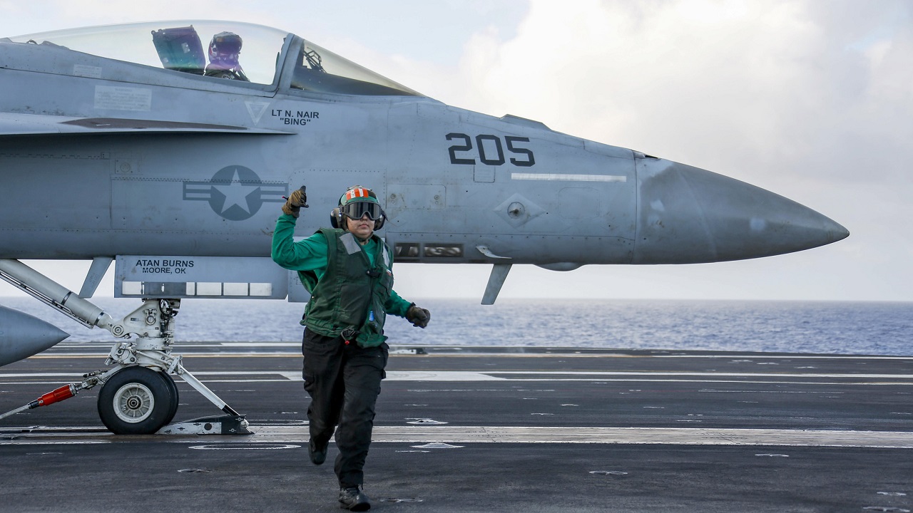 来自德克萨斯州米德兰的航空兵器员（设备）3级安娜塔莉亚·萨莫拉在“亚伯拉罕·林肯”号（CVN 72）尼米兹级航母的飞行甲板上，F/A-18E超级大黄蜂战斗机从飞行甲板起飞前，跑到安全距离。亚伯拉罕·林肯航母打击群正在美国第七舰队的作战区域进行定期部署，以通过联盟和伙伴关系增强互操作性，同时作为支持自由和开放的印太地区的快速反应部队。(美国海军照片，由海军通信专家3级迈克尔·辛格利拍摄) 220228-N-MM912-1137
