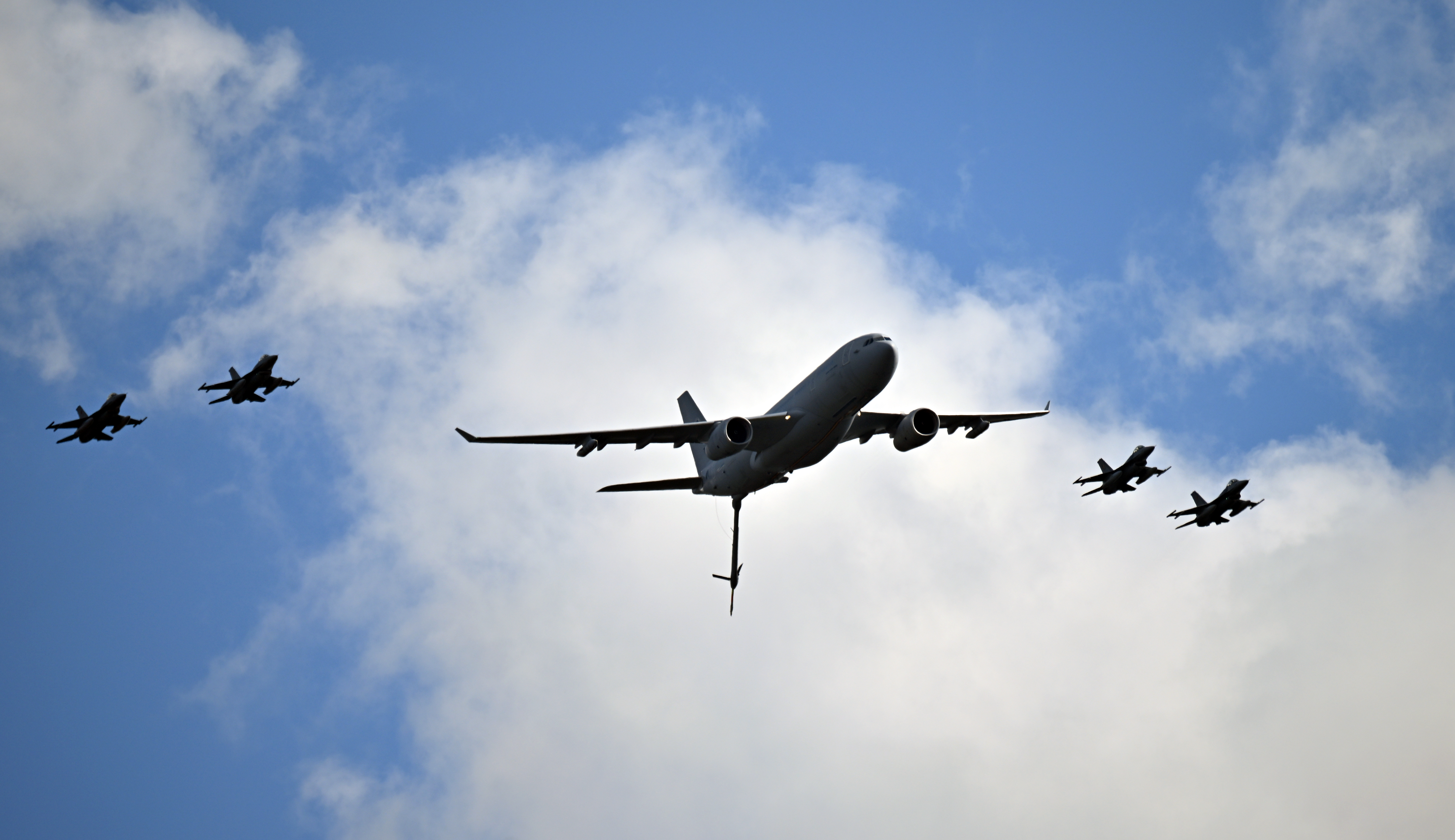 北约的A330空客多用途加油运输机（MRTT）团队在2025年9月14日于比利时赫赫特尔的第45届国际萨尼科尔航空展上进行表演，地点靠近荷兰边界。(Dursun Aydemir/Anadolu via Getty Images)