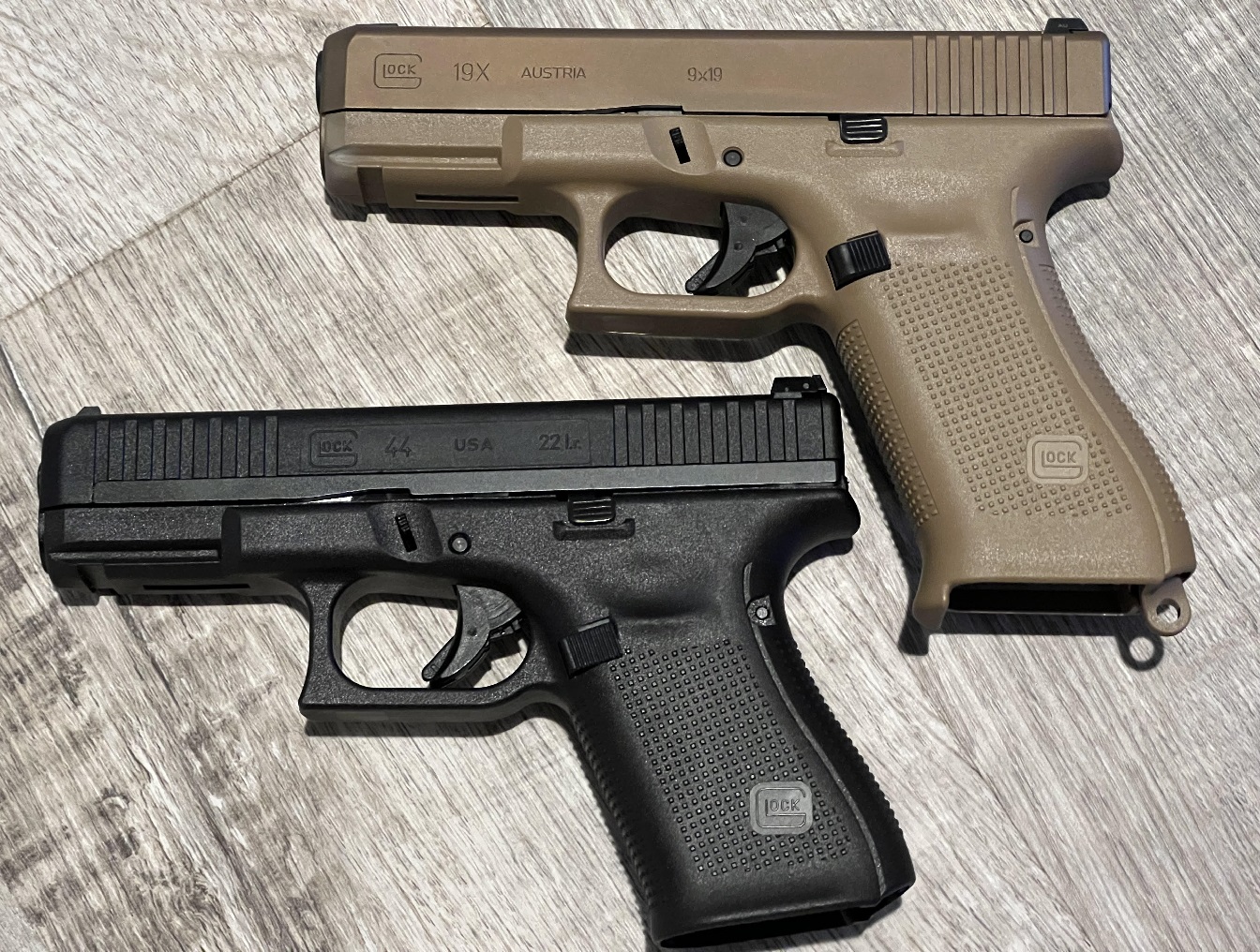 Glock 19X和Glock 44并排展示。图片来源：19FortyFive原创图片。