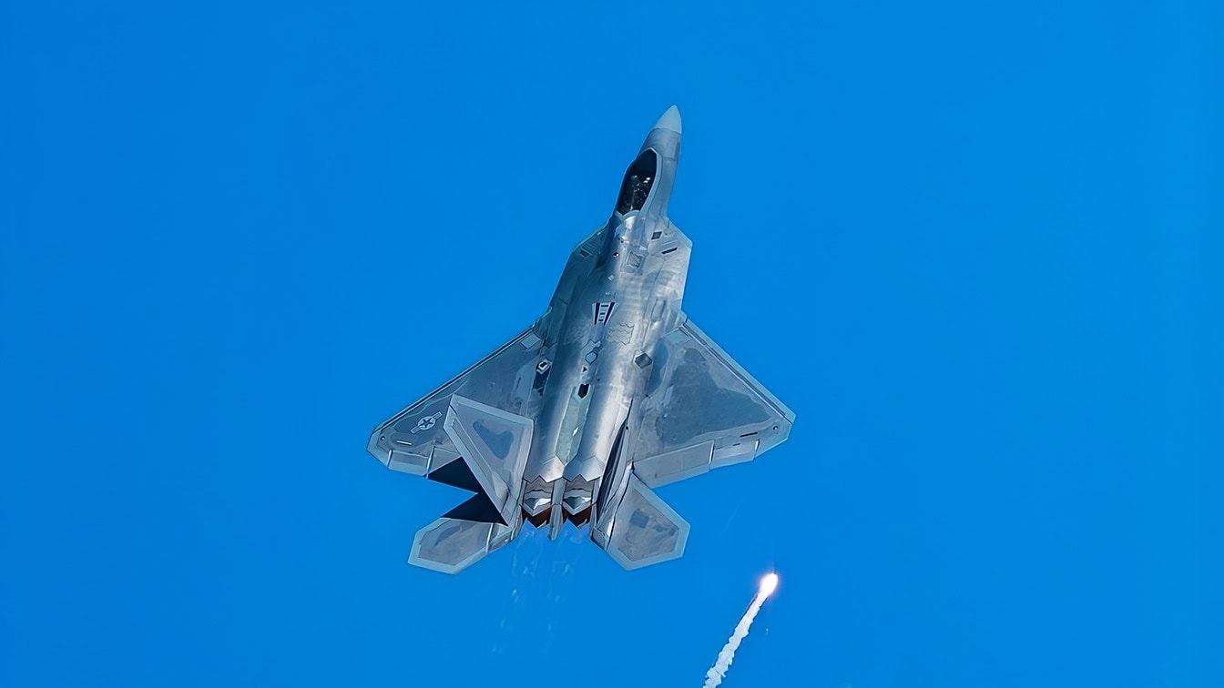 一架分配给第433武器中队的F-22猛禽战斗机在2019年11月16日内利斯空军基地的航空国家2019航展上发射 flares。F-22的隐形、超巡航、机动性和集成航空电子设备的结合,加上改进的可维护性,代表了战斗能力的指数级飞跃。(美国空军照片,由一等兵布莱恩·古思里拍摄)