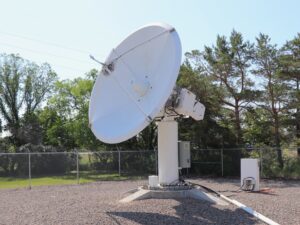 用于军事通信分析的通用卫星地面站天线